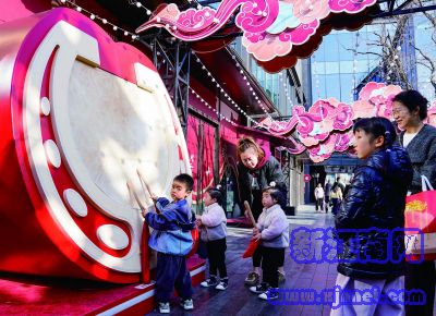 春节假期,位于三山街的南京万象天地以“马蹄哒哒,熠熠生花”为主题庆新春。 南京日报/紫金山新闻记者 戚珂嘉 摄