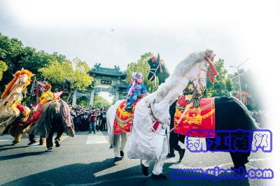 高淳非遗民俗巡游现场,国家级非遗东坝大马灯正在表演。 通讯员 高淳美 南京日报/紫金山新闻记者 刘全民 摄