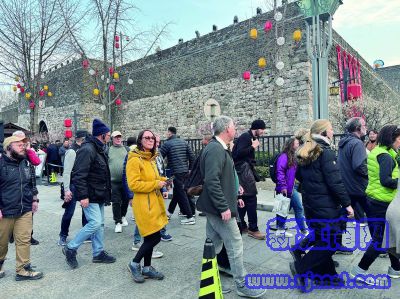 ▲2月19日,欧洲旅游团游览中华门。南京日报/紫金山新闻记者 李子俊 摄